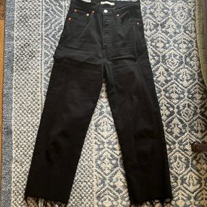 Black Levi’s Ribcage Straight Ankle cropped with raw hem